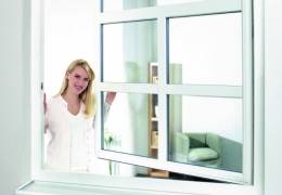 re_1105_frau_oeffnet_fenster_rz_01